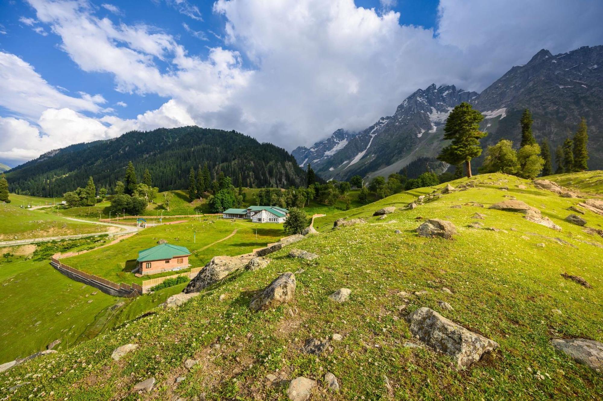 Country Inn Suites By Radisson Sonāmarg Dış mekan fotoğraf
